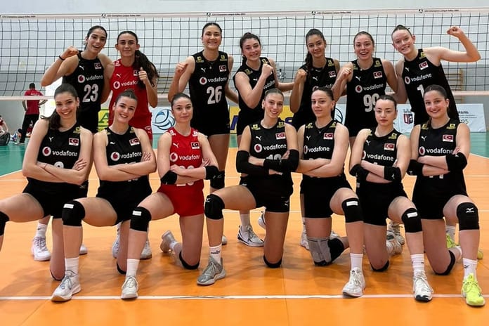 19 Yaş Altı Kadın Voleybol Milli Takımı, Balkan Şampiyonası'nda Kuzey Makedonya'yı mağlup ederek yarı finali garantiledi