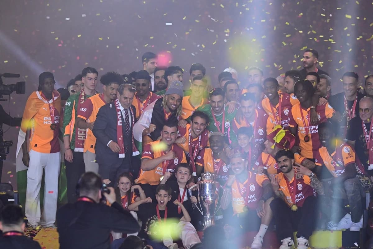Galatasaray 26. şampiyonluk kupasını RAMS Park'ta kaldırdı