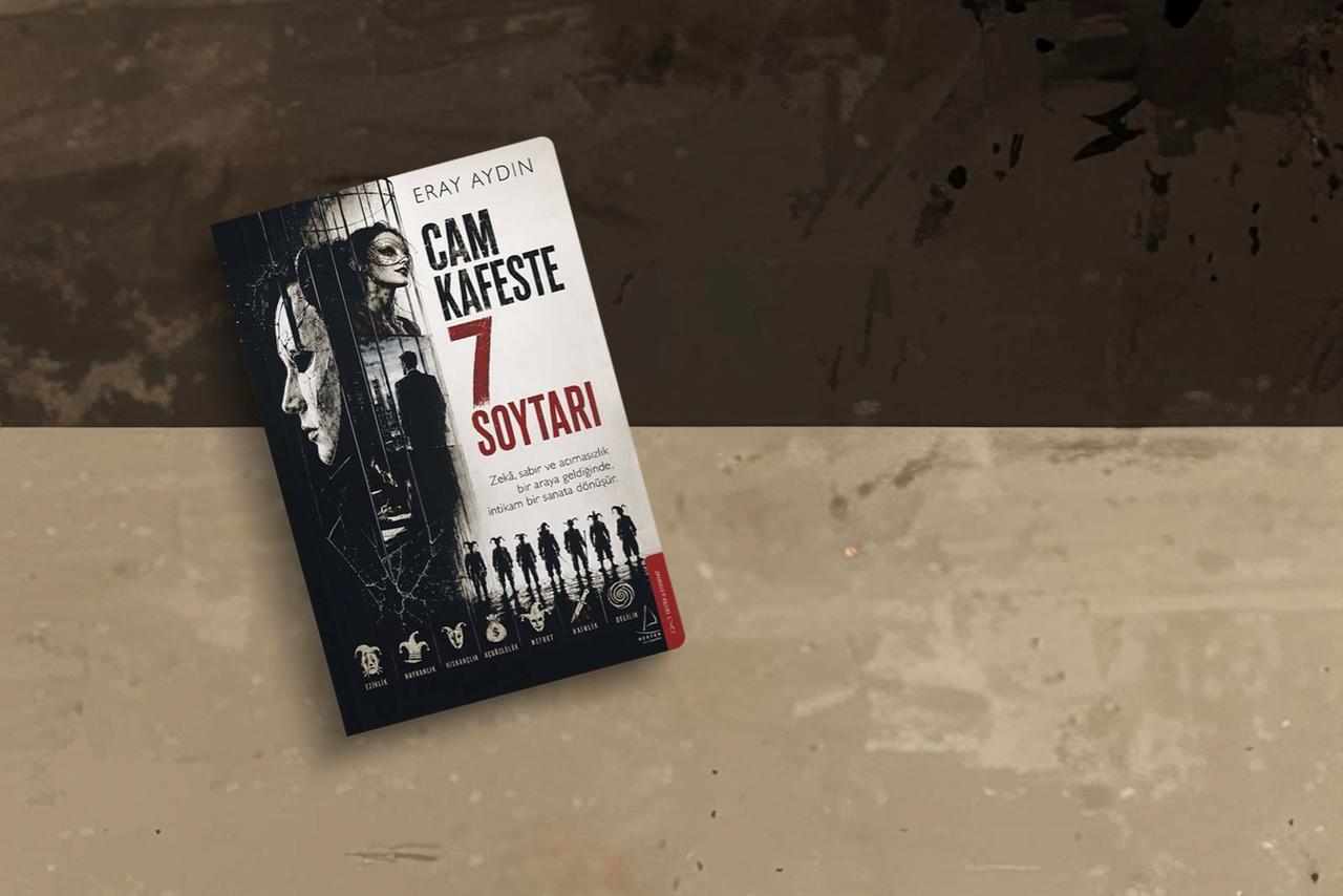 Kara mizahla beslenen bir suç romanı: Cam Kafeste 7 Soytarı