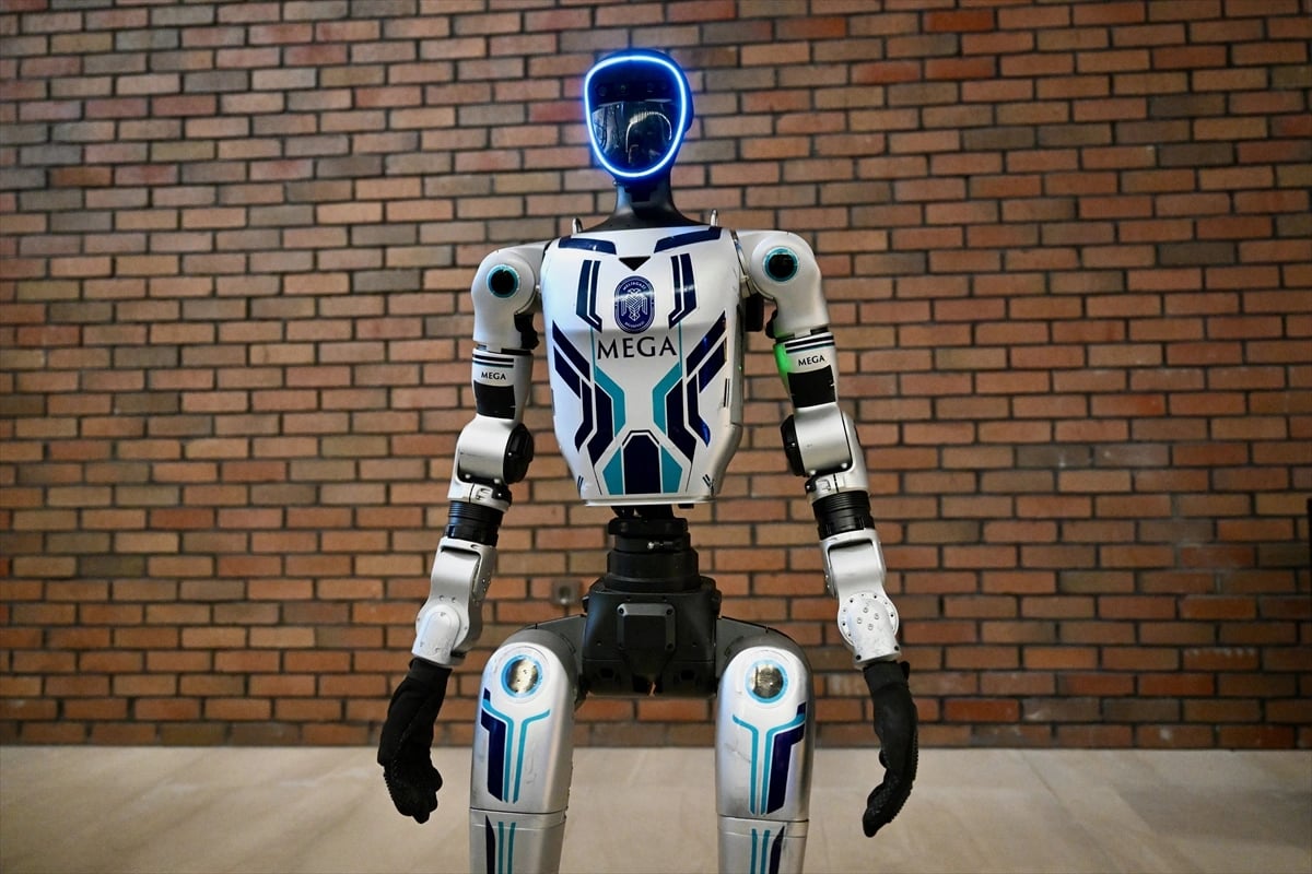 İnsansı robot MEGA, zabıta ekipleriyle denetimde