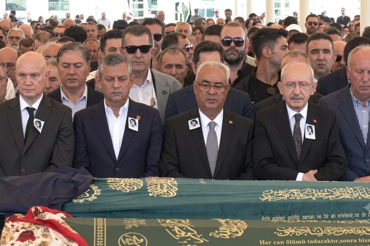 Özgür Özel ile Kemal Kılıçdaroğlu cenazede yan yana