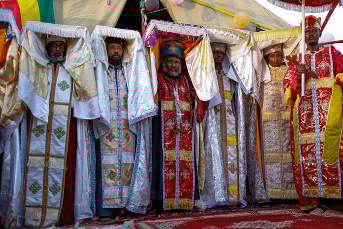 Farklı bölgelerden gelen inananların buluşması