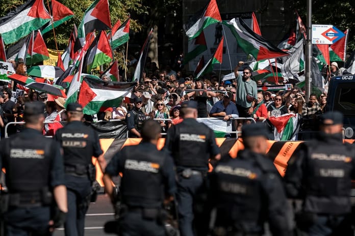 İspanya Bisiklet Turu La Vuelta'nın Madrid finali, Filistin'e destek gösterileri nedeniyle yarıda kesildi