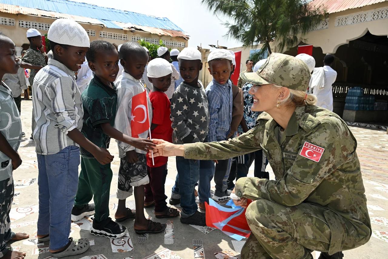 TSK, Somali'de yetim çocukların yüzünü güldürdü