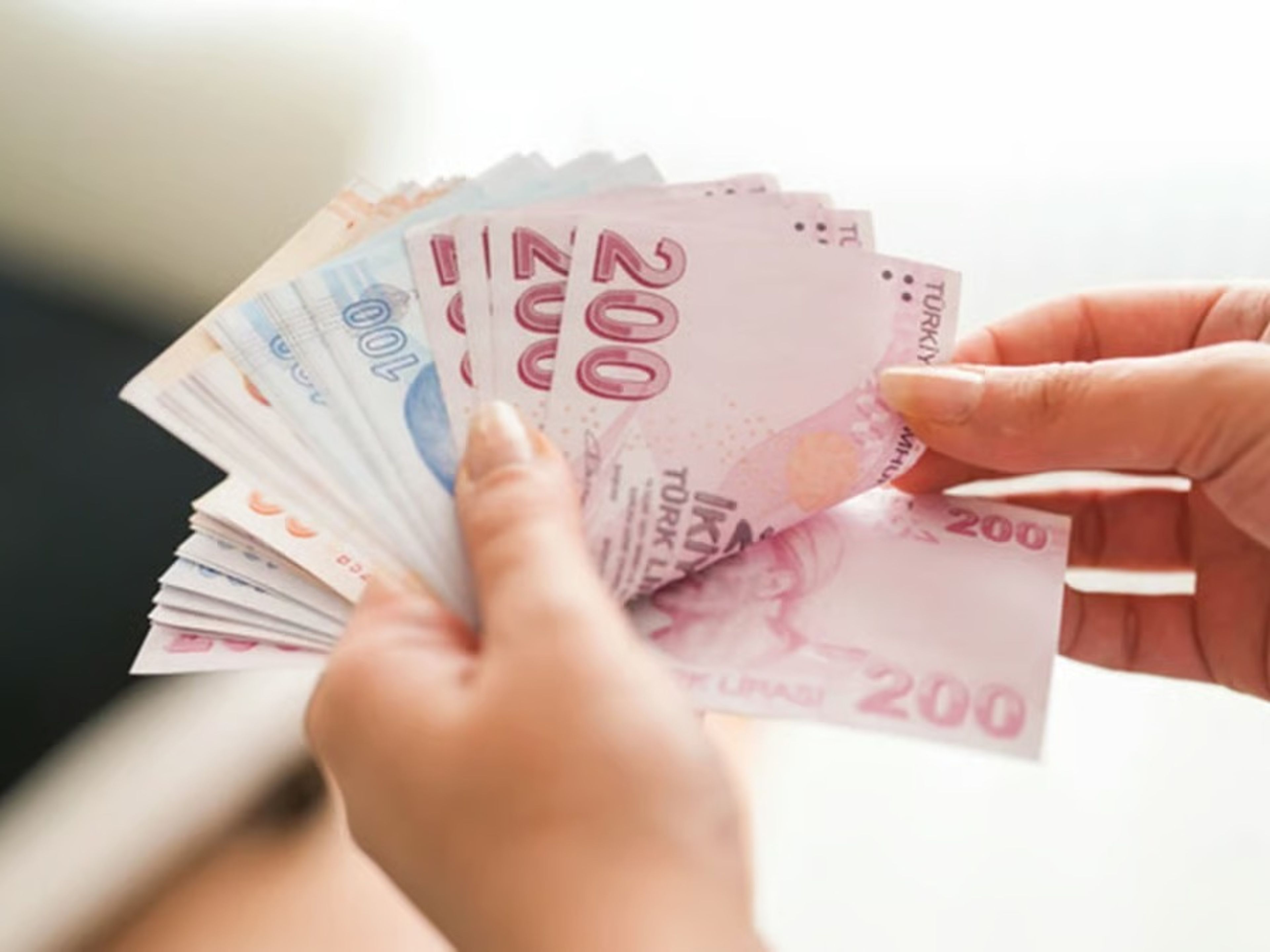 Dalgalı seyreden piyasalar sonrası vatandaş ne yapacağını şaşırdı