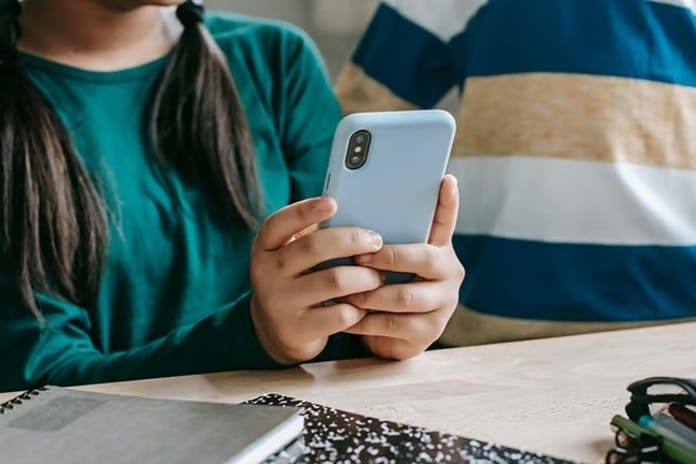 Belçika'da okullarda telefon kullanmak yasaklanıyor