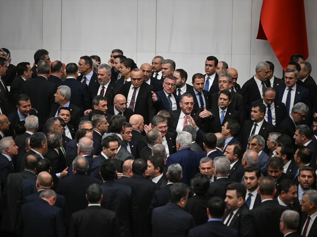 Meclis'te 'en düşük emekli aylığı' gerginliği 