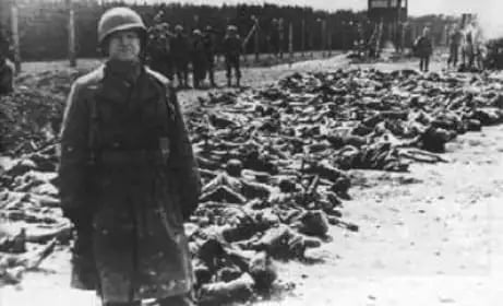 Fransız askerleri katledilen Cezayirlilerin cesetlerinin önünde poz verirken (1945) - 5pillarsUK