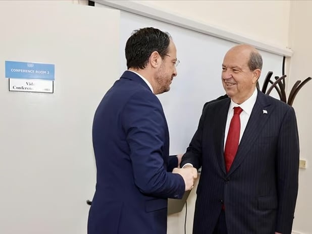 KKTC Cumhurbaşkanı GKRY lideri ile ara bölgede görüştü