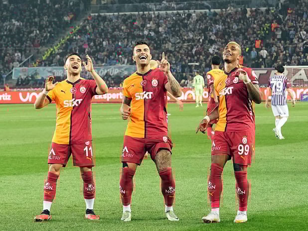 Galatasaray, Trabzonspor deplasmanında 2 golle galip gelerek şampiyonluğu 1 puana bıraktı