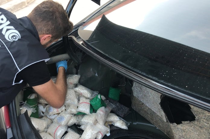 Malatya'da otomobilde büyük uyuşturucu hap operasyonu