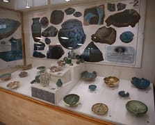 Ani kazılarında bulunan sırlı seramikler sergilendi