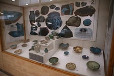 Ani kazılarında bulunan sırlı seramikler sergilendi