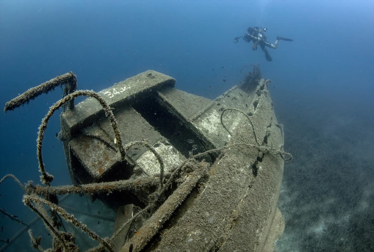 Deniz kirliliğinin sudaki izlerini fotoğraflıyor