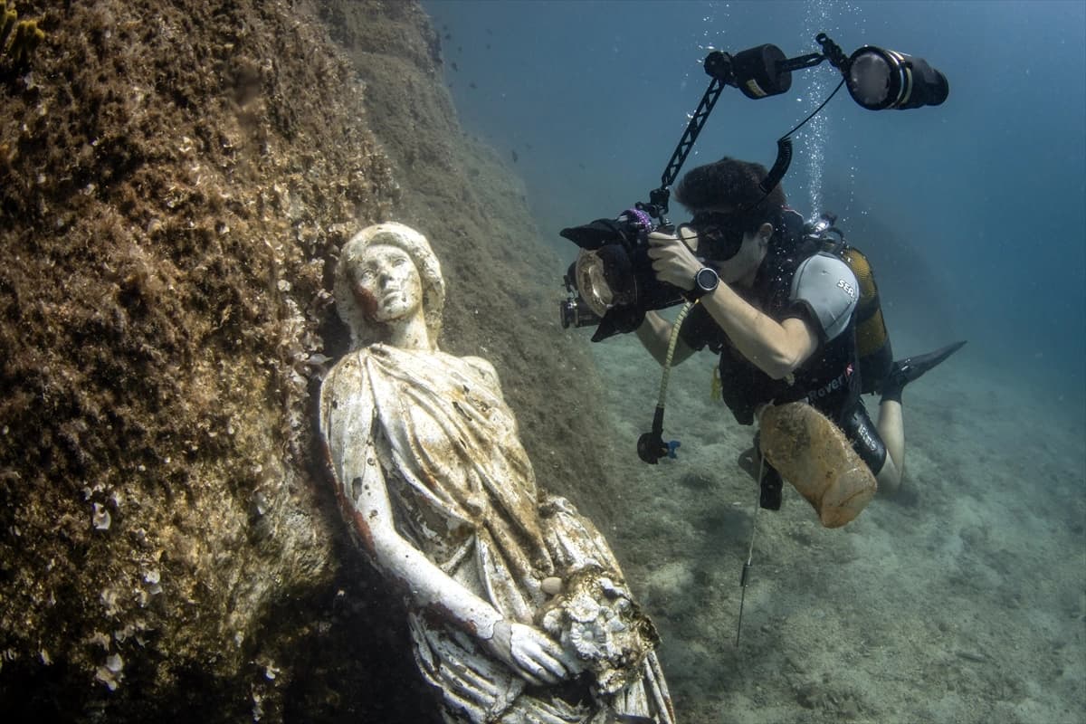 Deniz kirliliğinin sudaki izlerini fotoğraflıyor