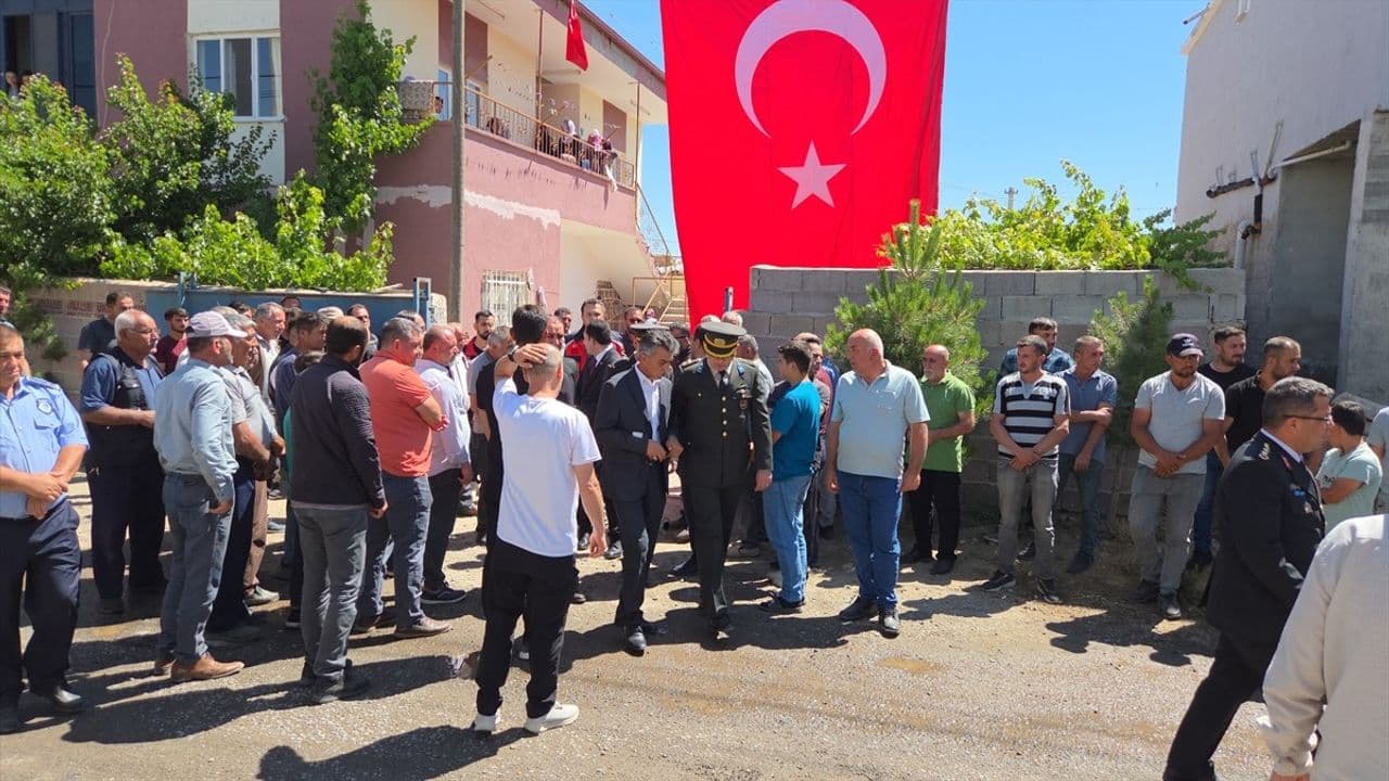 Şehitlerimizin baba evine Türk Bayrağı asıldı