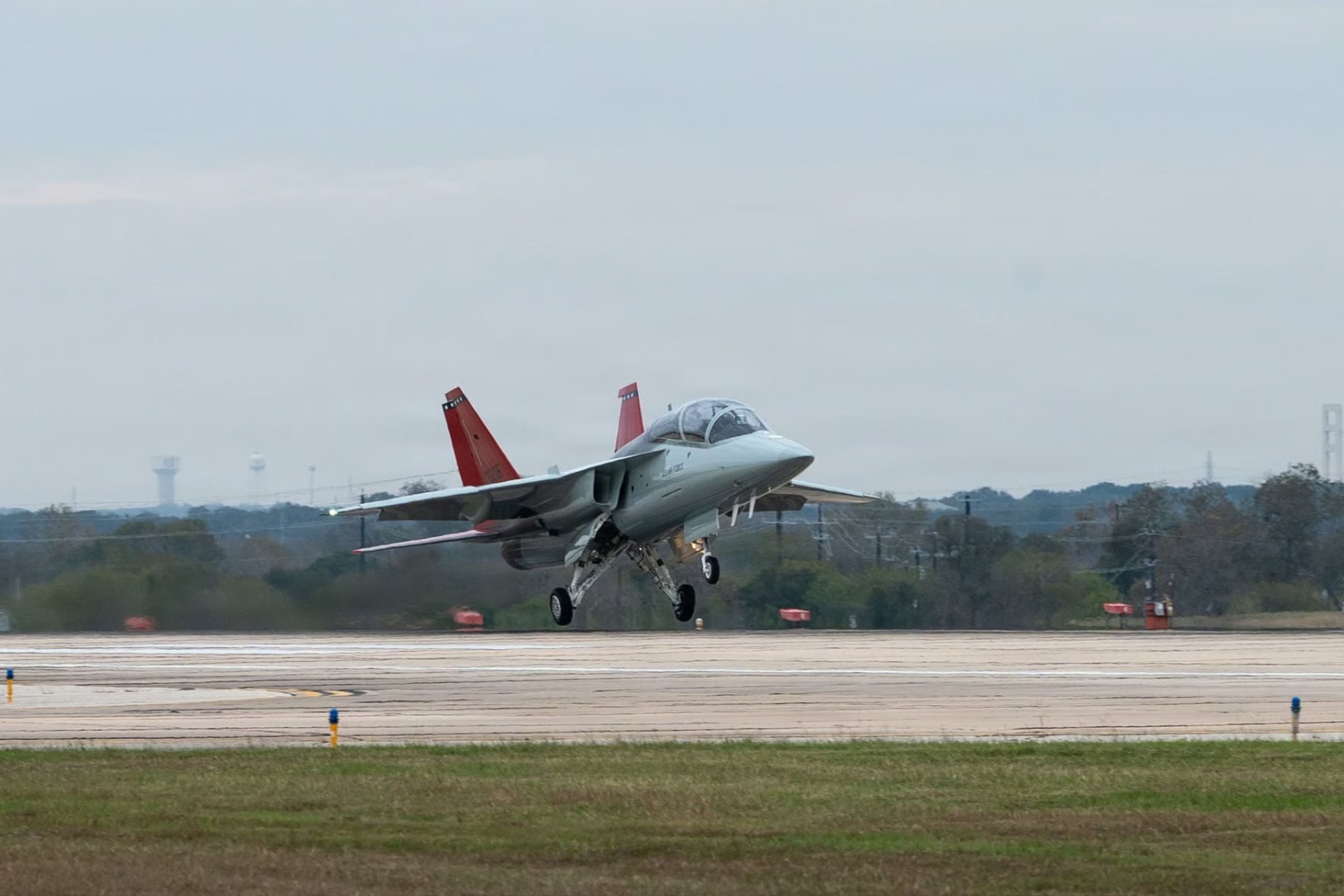 ABD hava kuvvetleri ilk T-7A Red Hawk eğitim uçağını teslim aldı