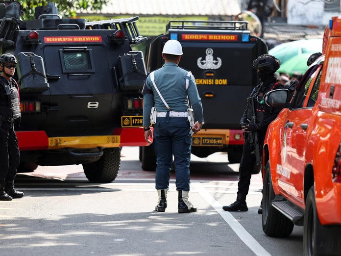 Cakarta'da Cuma namazında patlama: 54 yaralı