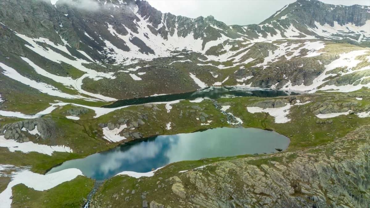 Erzurum'da 3 bin 200 rakımdaki Yedigöller'de kar ve yaz bir arada