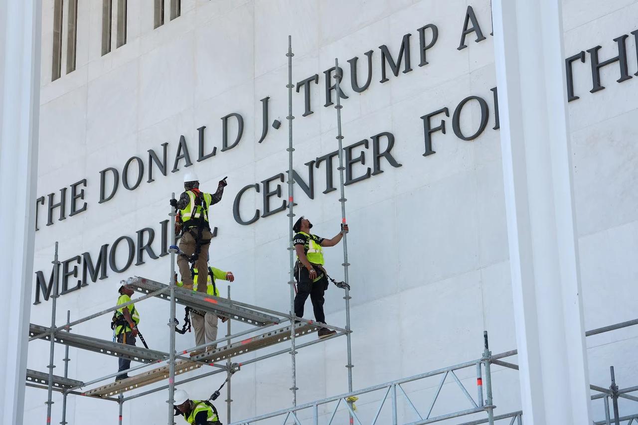 Trump'ın adı kaldırılıyor - Reuters