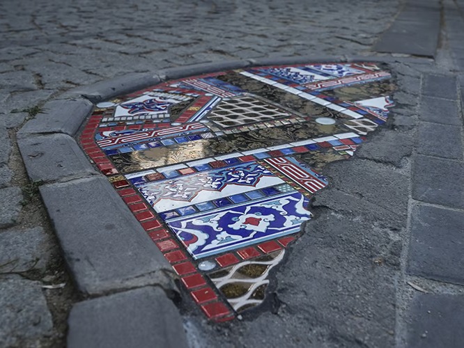 Kaldırım pansumanlarıyla şehre sanatsal dokunuş