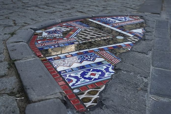 Kaldırım pansumanlarıyla şehre sanatsal dokunuş