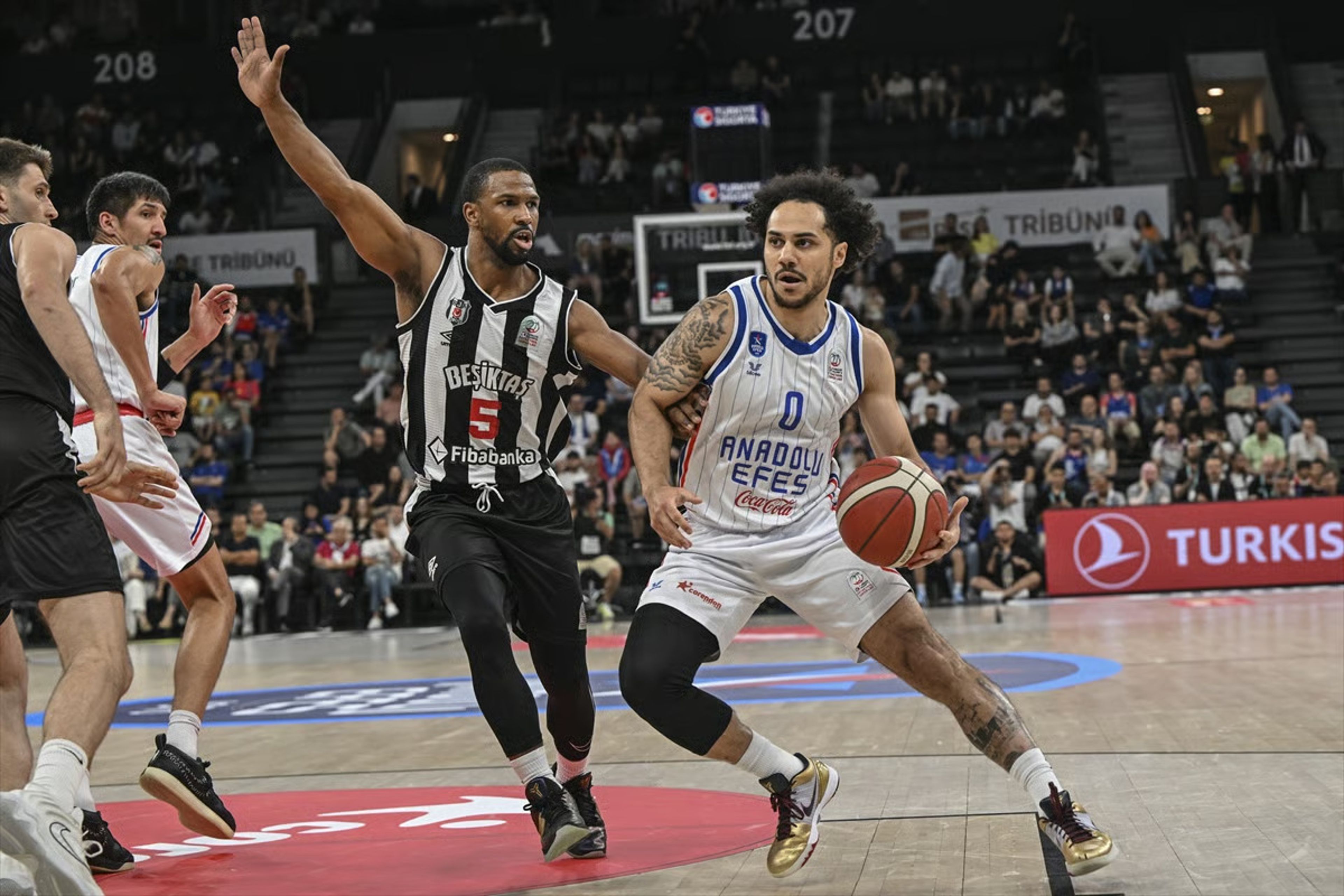 Basketbol Süper Ligi'nde finalin adı belli oluyor: Beşiktaş ile Anadolu Efes serinin kader maçında karşı karşıya