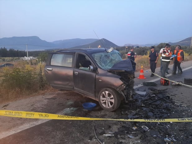 İzmir'de zincirleme trafik kazasında 5 kişi öldü, 2 kişi yaralandı