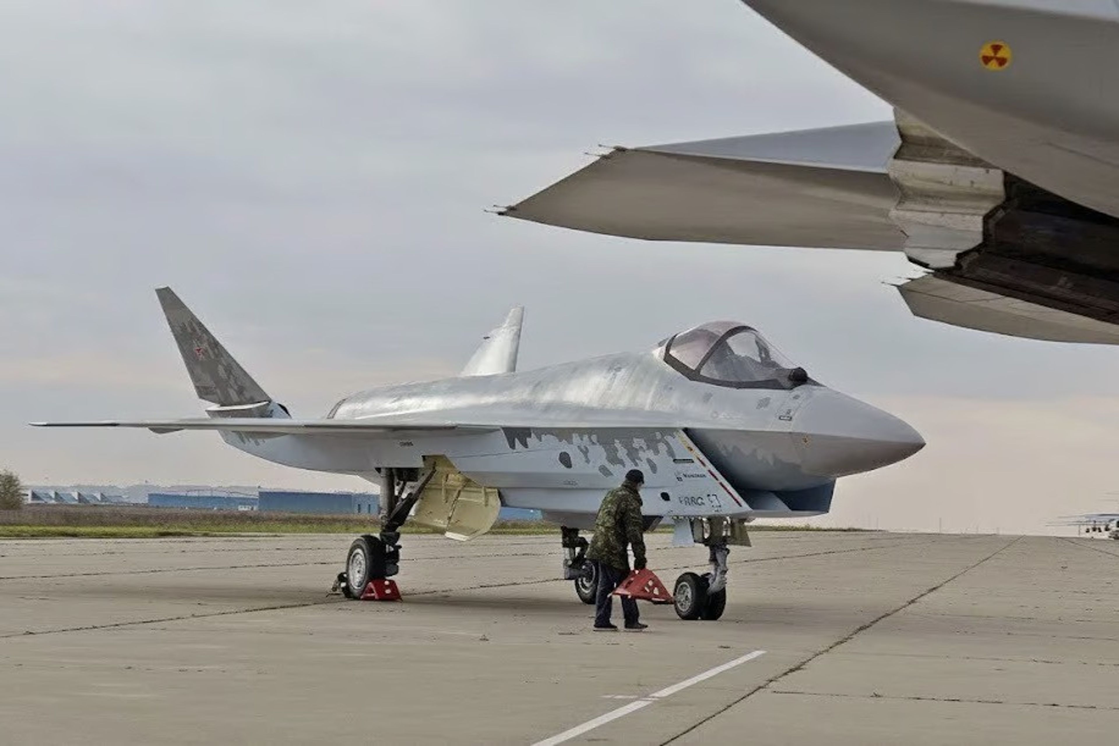 Rusya, Su-75 Checkmate'in ilk uçuş prototipinin üretimine başladı