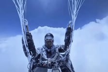 Bulutun içine çekilerek yaklaşık 8 bin metre yüksekliğe çıktı