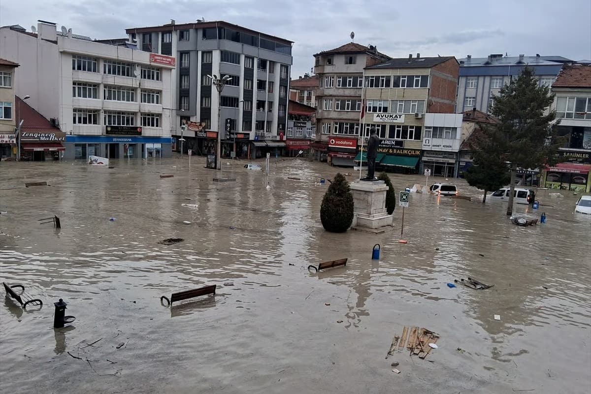 Samsun Havza'da sağanak felaketi: Dereler taştı, 12 kişi yaralandı