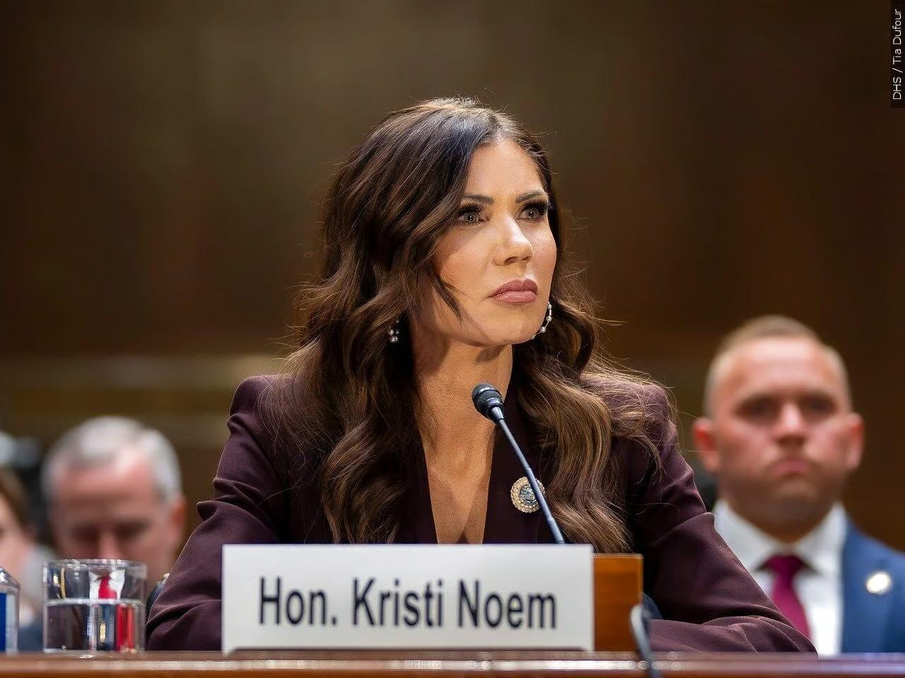 Trump Noem'i görevden aldı