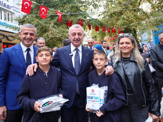 Kocaeli’de gelenek bozulmadı, kitaplar yine ağaçlarda açtı!