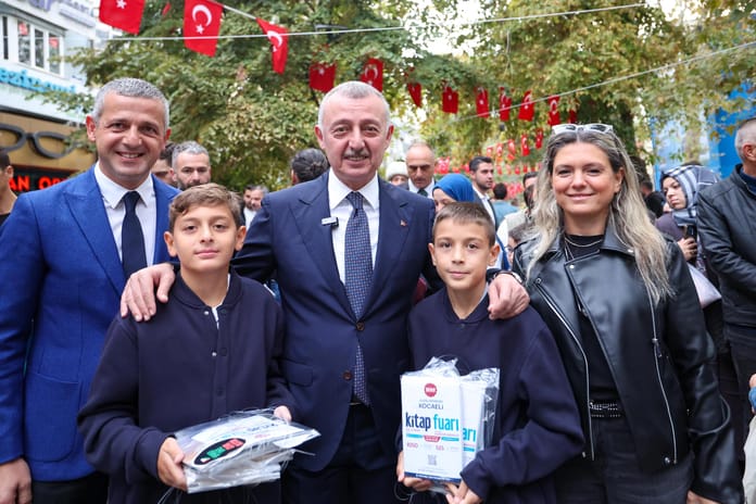 Kocaeli’de gelenek bozulmadı, kitaplar yine ağaçlarda açtı!