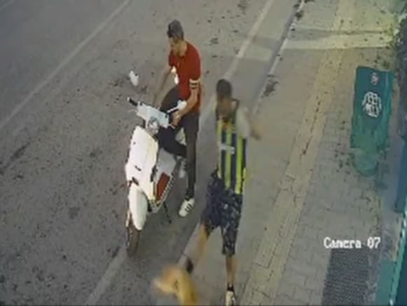 Böyle vicdansızlık görülmedi! Yolda duran kediye tekme attı
