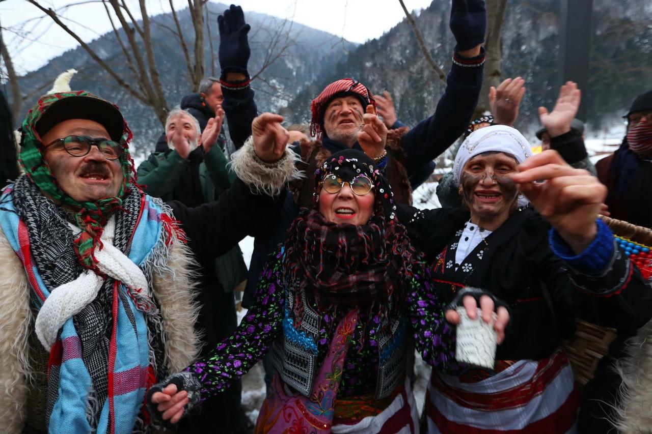 Karadeniz’de kış masalı başladı: Uzungöl Kış Festivali'nden renkli kareler