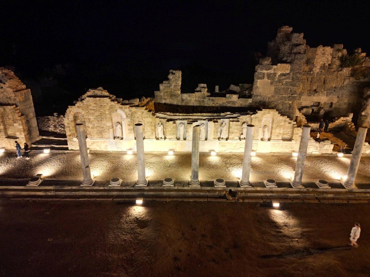 Antalya'nın antik mirası gece ışıklarıyla farklı bir ruh kazanıyor