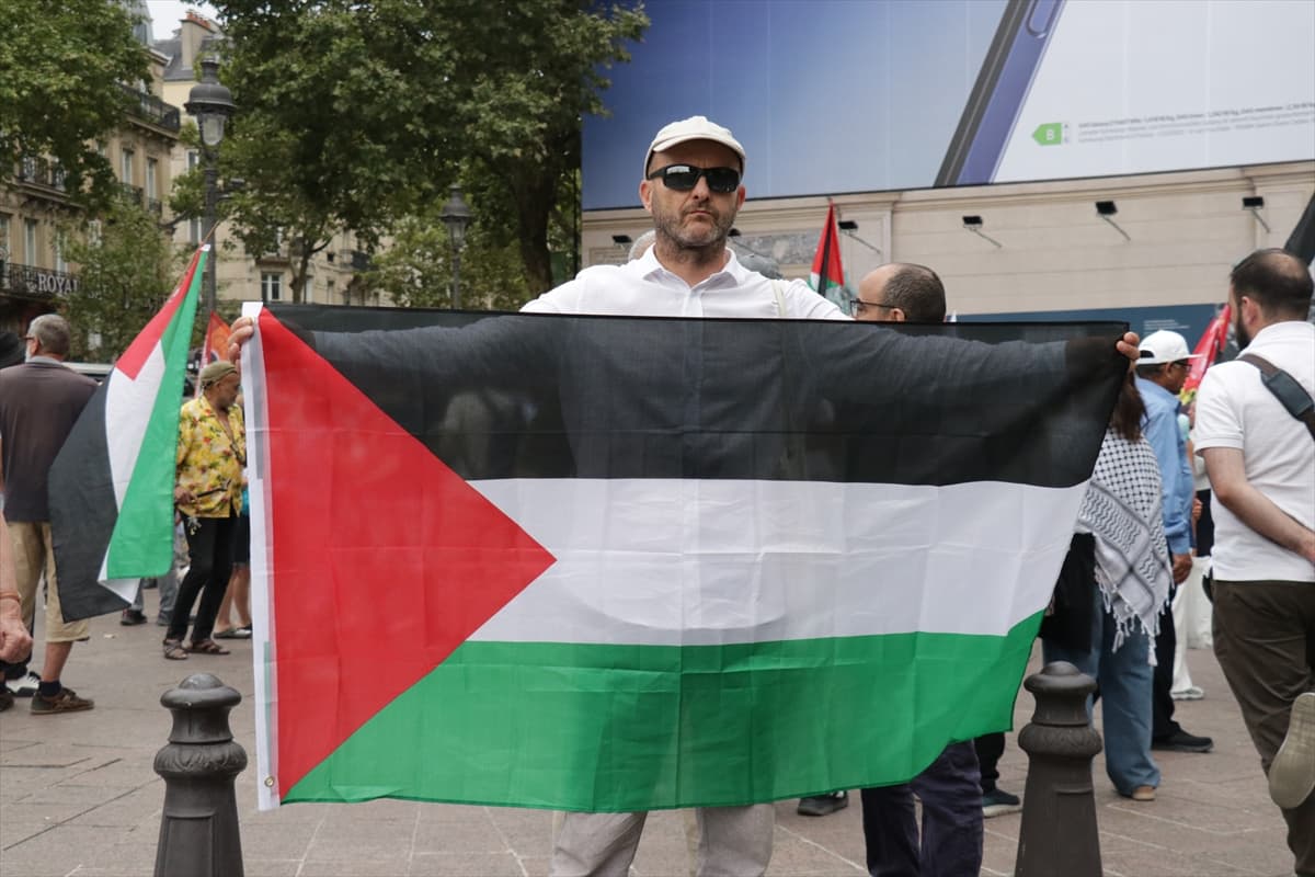 Paris'te vicdan sahibi aktivistler Gazze'deki açlığa isyan etti