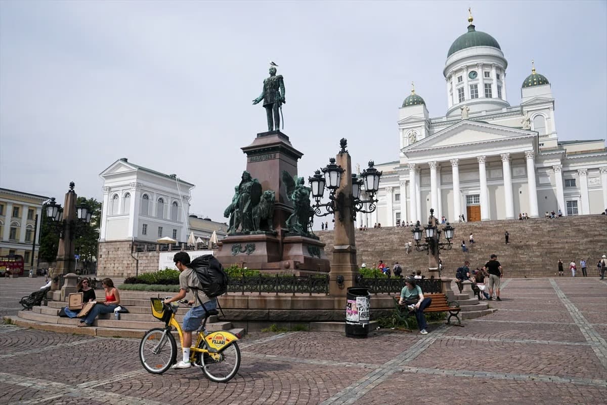 Helsinki Katedrali ihtişamlı görünümüyle turistlerin odağında