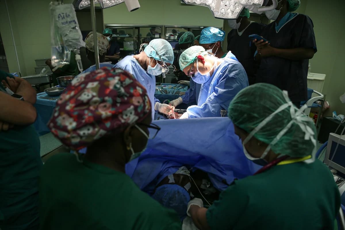 Burkina Faso'da Türk doktorların gözetiminde böbrek nakli devrimi