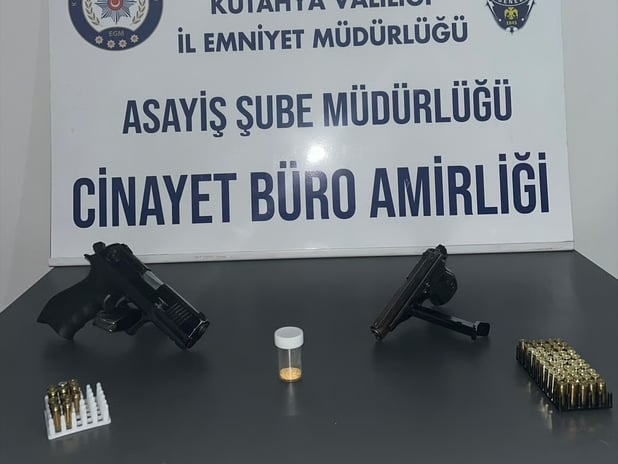 Kütahya'da ayakkabı içinde 2.8 milyar TL değerinde kaliforniyum ele geçirildi