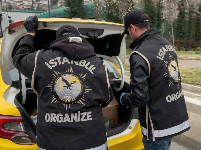 Sarıyer’de taksi görünümlü cephanelik: 113 tabanca ele geçirildi