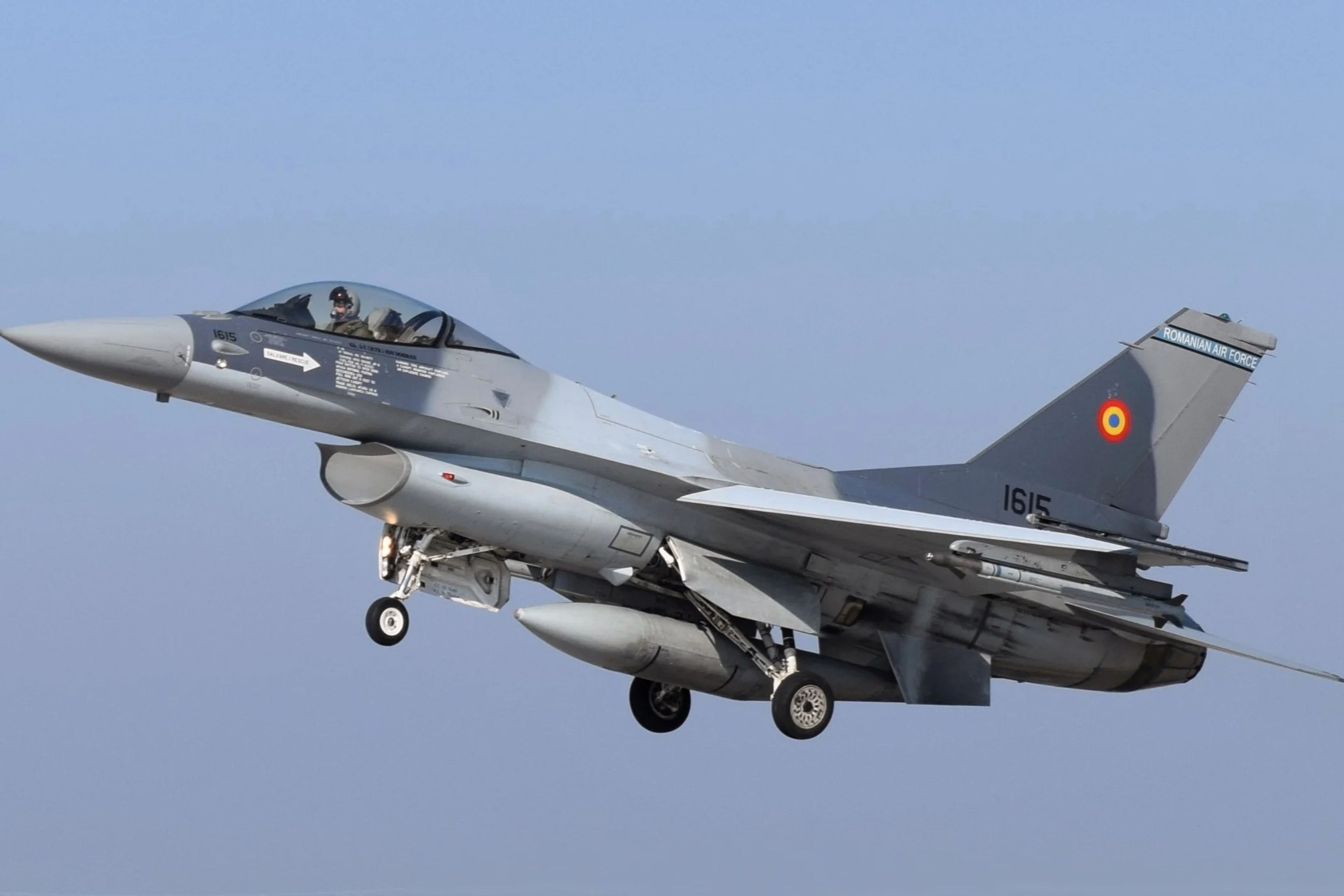 Romanya, Norveç’ten iki adet daha F-16 savaş uçağı teslim aldı