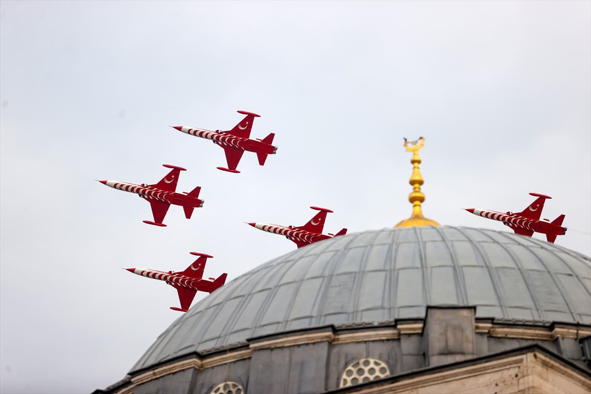 Konya semalarında Türk Yıldızları coşkusu! Nefes kesin bir gösteri yapıldı 