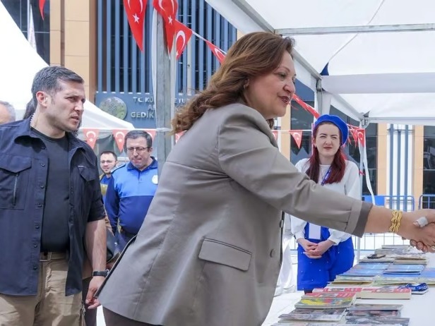 CHP "Sokağa çıkamaz" diye tehdit etmişti! Burcu Köksal'dan korumalarla gövde gösterisi