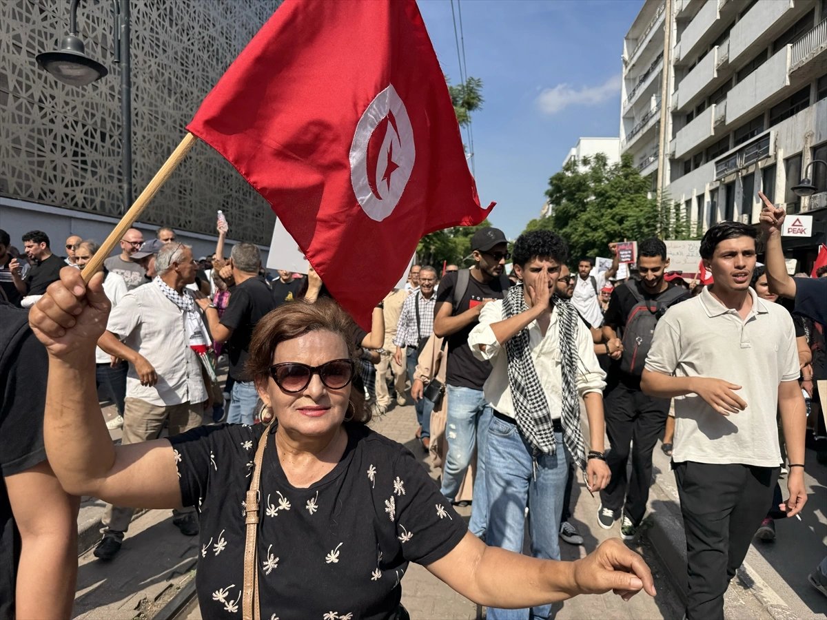 Tunus'ta binlerce kişi iktidar karşıtı gösteri düzenledi