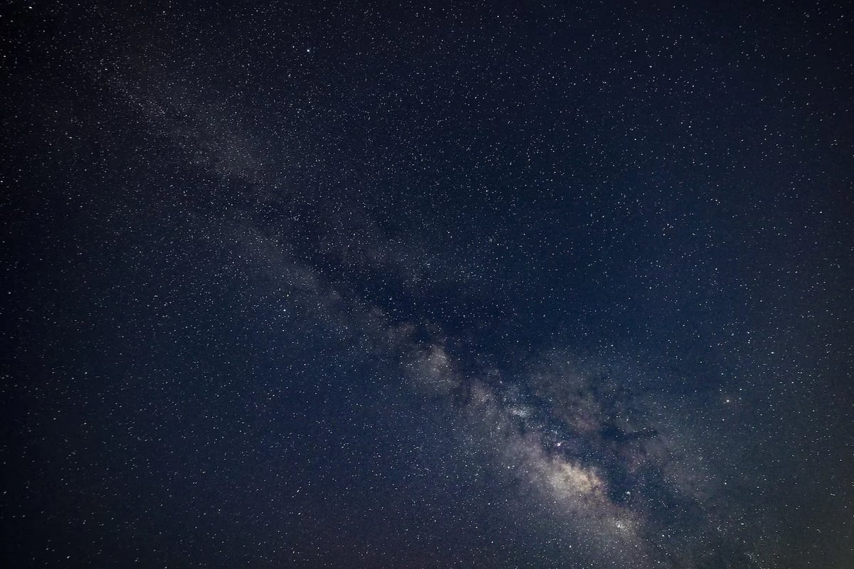 27 Haziran 2025'te Gaziantep'te çekilen uzun pozlamalı fotoğrafta, yıldızlarla dolu bir gece gökyüzü ve Samanyolu Galaksisi görülüyor.