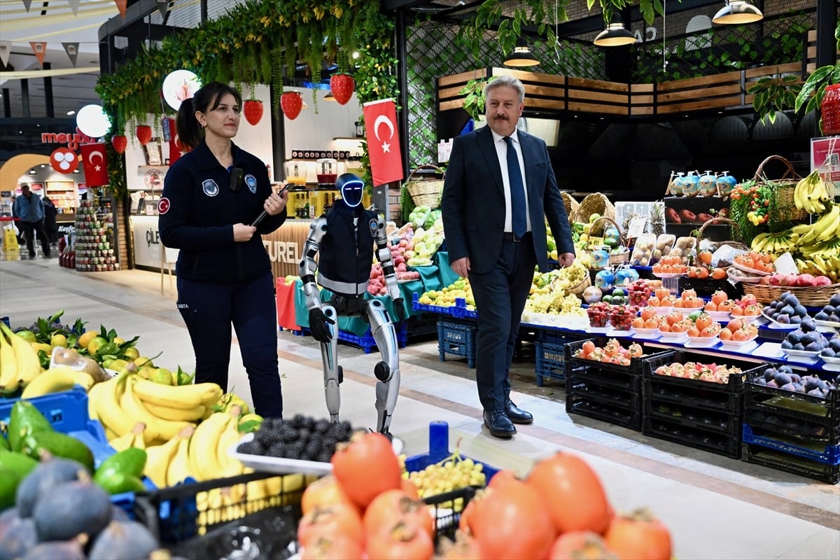 İnsansı robot MEGA, zabıta ekipleriyle denetimde