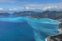 Muğla Fethiye'de sağanak yağış sonrası Ölüdeniz turkuaz renge büründü