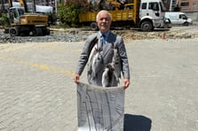 Balıkçı Kenan boynuna astığı balıklarla İmamoğlu'nu ve Özgür Özel'i protesto etti